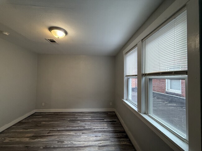 Building Photo - 915 Chartiers Ave