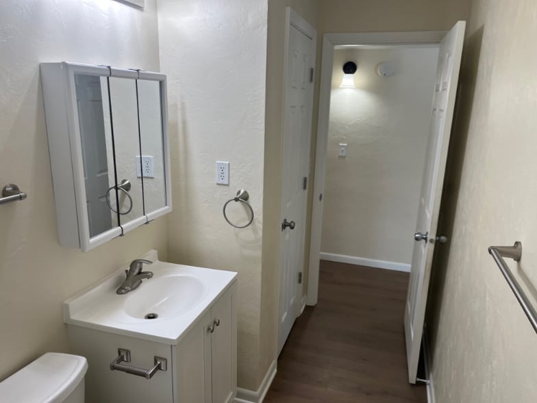 Building Photo - 1415 Hackberry Ln