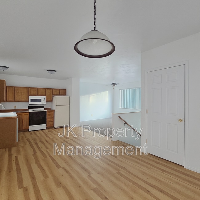 Building Photo - 819 6th Ave S