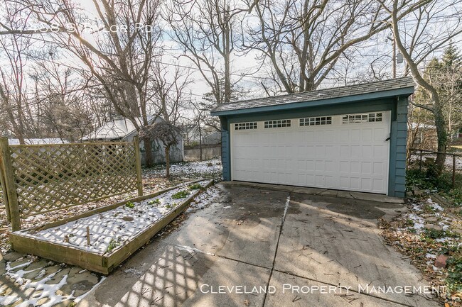 Building Photo - Charming 3 Bedroom Home