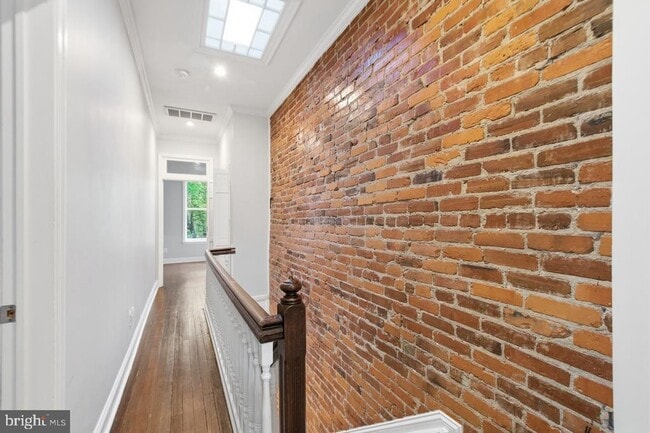 Building Photo - 620 9th St NE