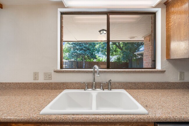 Building Photo - Well-Kept Home in Crosby Park Estates