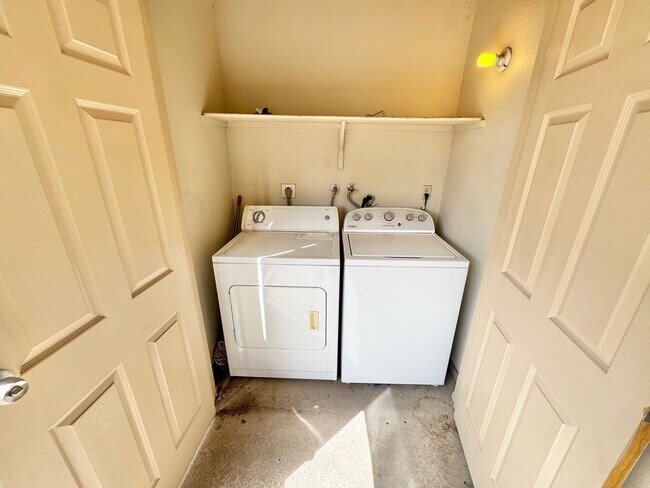 Building Photo - Stylish condo with new upgrades, tennis courts, and pool access