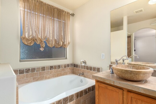Building Photo - Spacious 3 Bed, 2 Bath Home in Boulder Creek