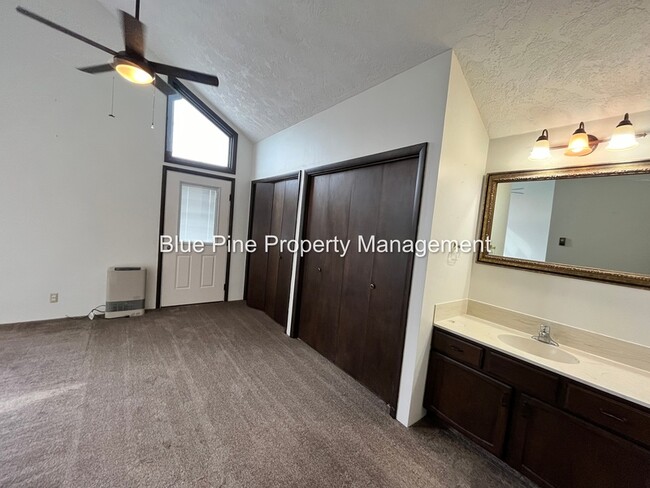 Building Photo - 1190 York Dr
