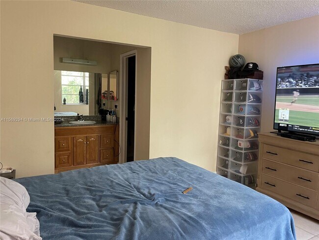 Building Photo - 9440 Live Oak Pl