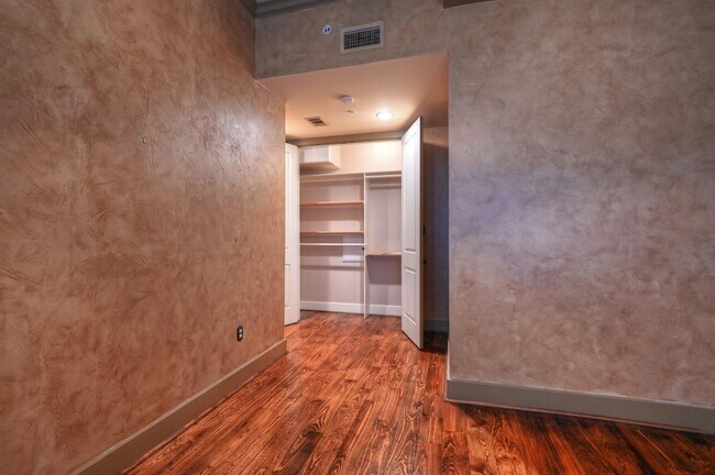 Building Photo - 202 25th St