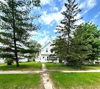 Building Photo - 4 bedroom/ 2 bathroom