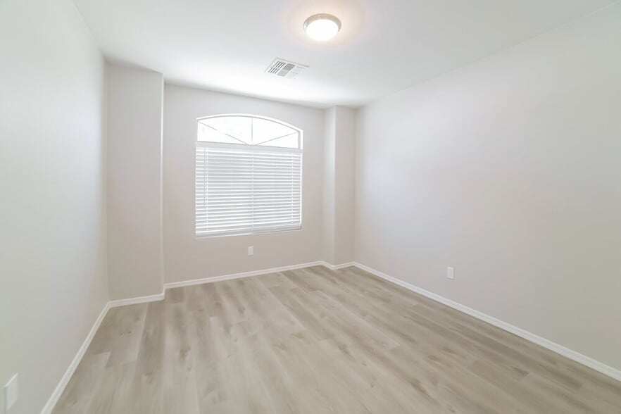 Building Photo - 12557 W Mandalay Ln