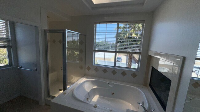 Building Photo - 3 bedroom East Side Costa Mesa Townhome