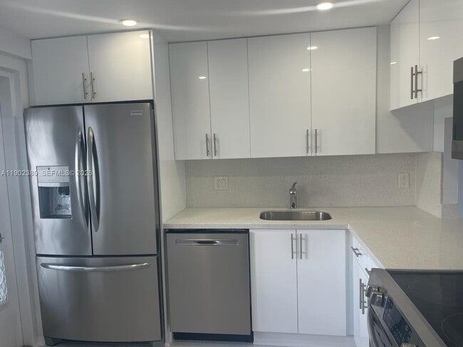 Building Photo - 3181 S Ocean Dr