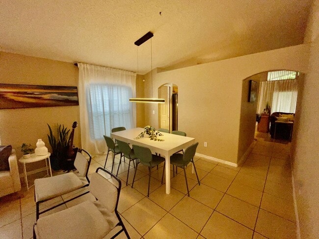 Building Photo - Modern 4-Bed, 2-Bath Solar-Powered Home Near UCF