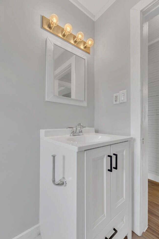 Building Photo - Freshly Painted and Renovated 2-Bedroom Ho...