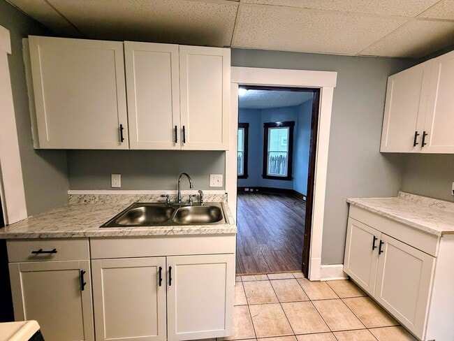 Building Photo - Three bedroom one bathroom home for rent