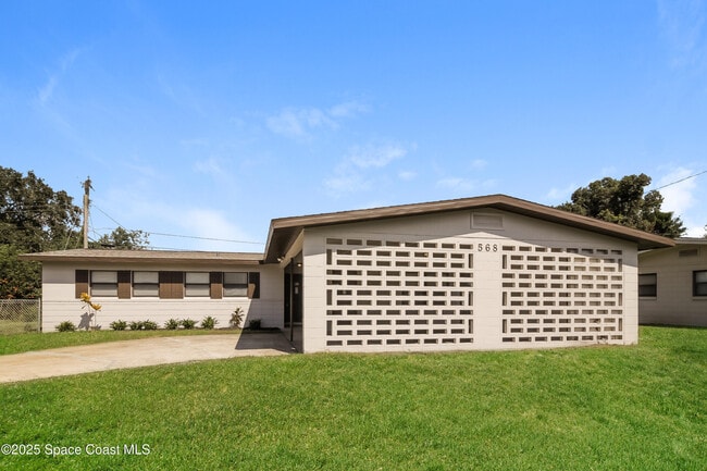 Primary Photo - 568 Gardenia Cir