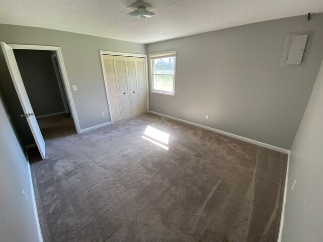 Building Photo - 91-93 Meadowbrook Drive Duplex
