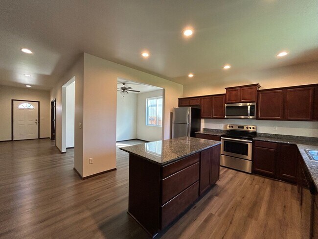 Building Photo - Beautiful Home with Quartz Countertops!