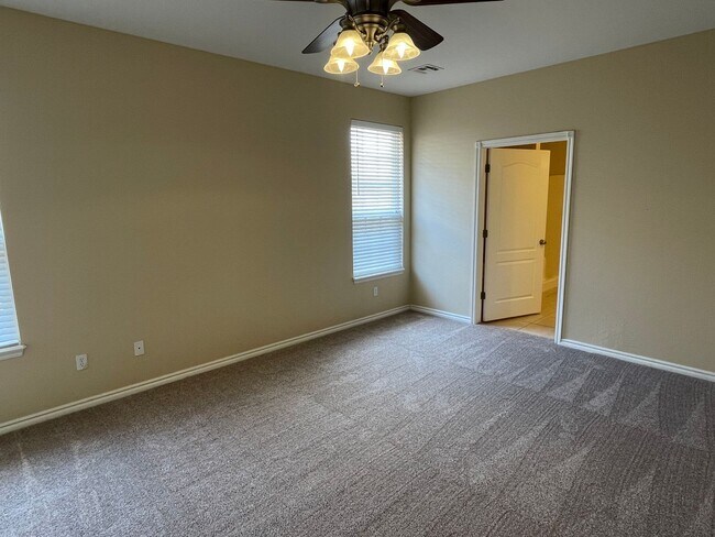 Building Photo - 3 Bed, 2 Bath in Surrey Hills of Yukon