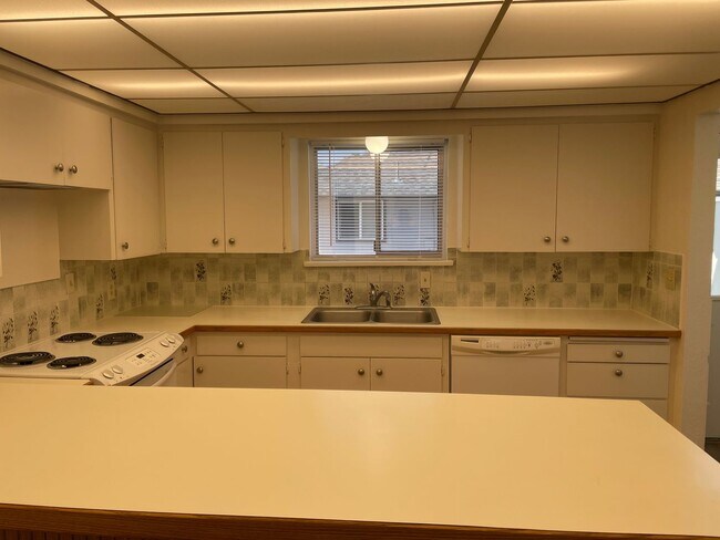 Building Photo - 2BR 1BA Duplex On Lake!!