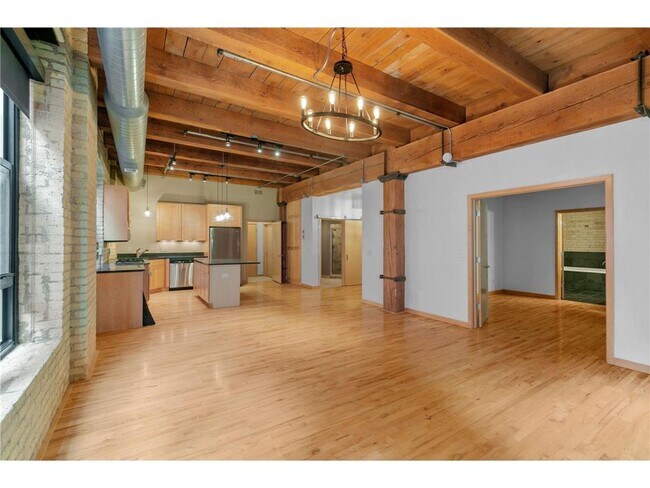 Building Photo - 607 Washington Ave S