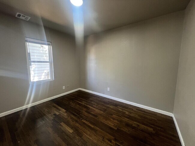 Building Photo - 4 Bedroom/2 Bathroom with 2 Living Rooms!