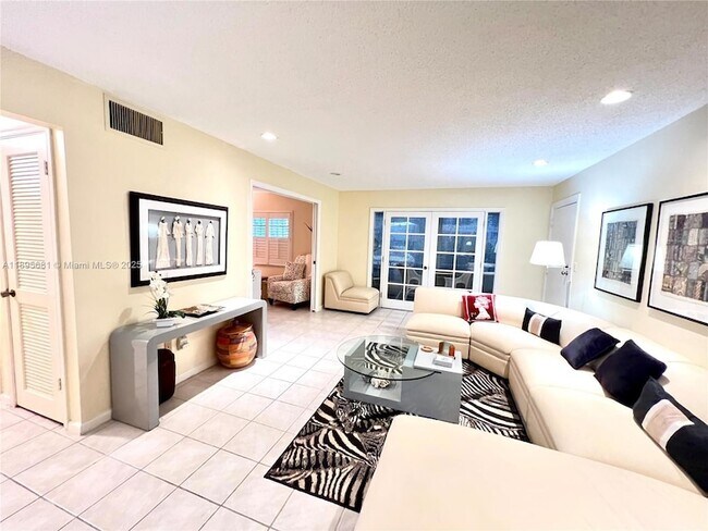 Building Photo - 6385 Bay Club Dr