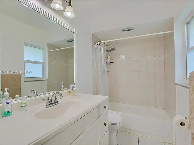 Building Photo - Spacious 1BR, 1BA Master Suite, Gem in Boca Raton – 1,170 sq ft of Comfort & Style! - Looking for...