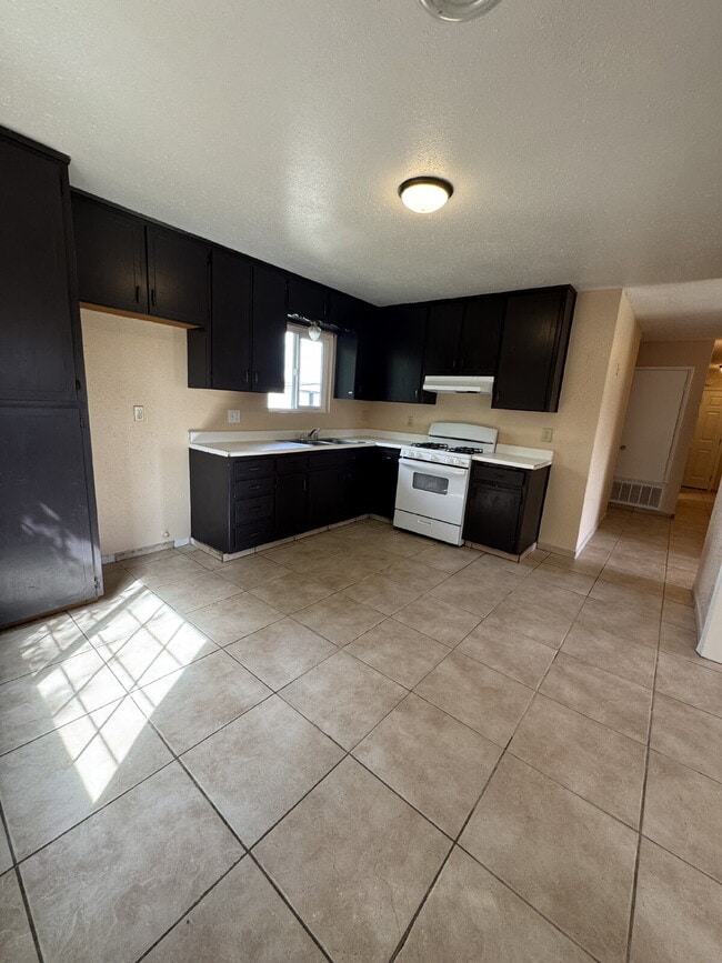 Building Photo - Water, sewer, garbage and landscaping is included. Clean 3-bedroom 2 bath