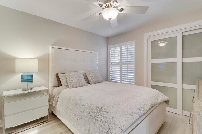 Building Photo - 515 Bay Colony Dr N