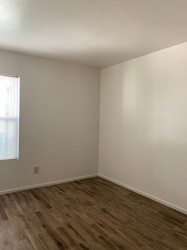 Building Photo - 3 bedroom 2 bath