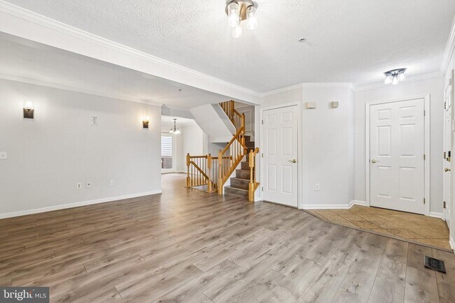 Building Photo - 8727 Thornbrook Dr