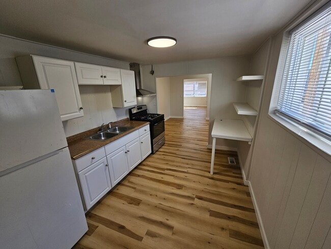Building Photo - Newly updated 2 bedroom 1 bath apartment f...