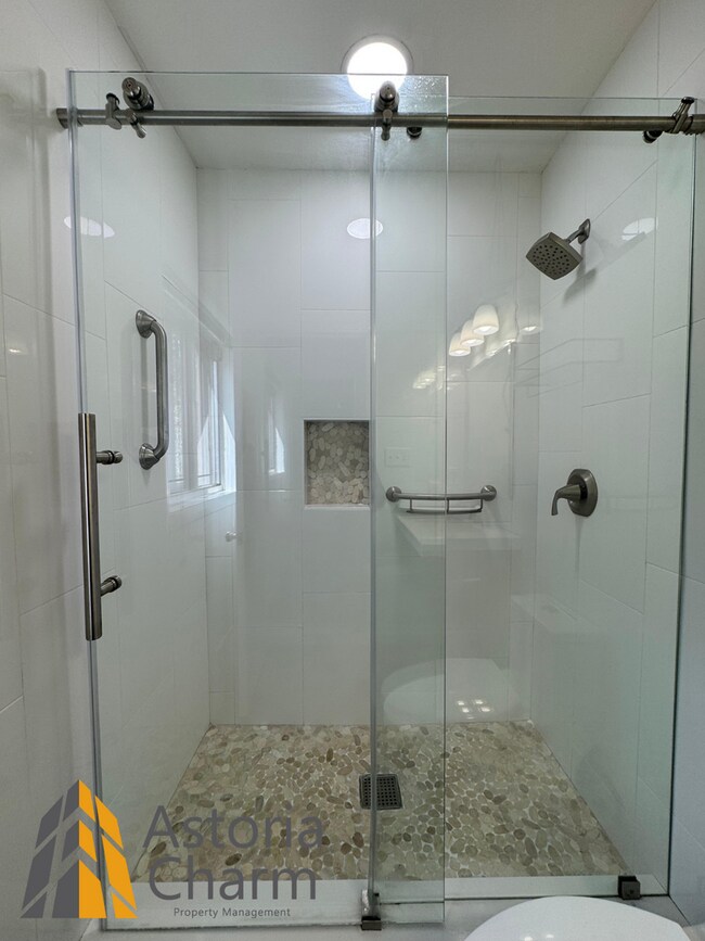 Building Photo - Spacious 5 Bedroom 3 Bath + Den Single Family Detached Home