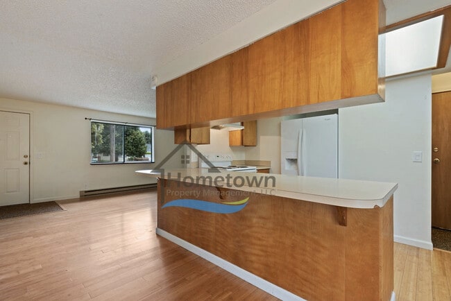 Building Photo - Great 3 Bedroom 2 Bath Duplex with Garage ...