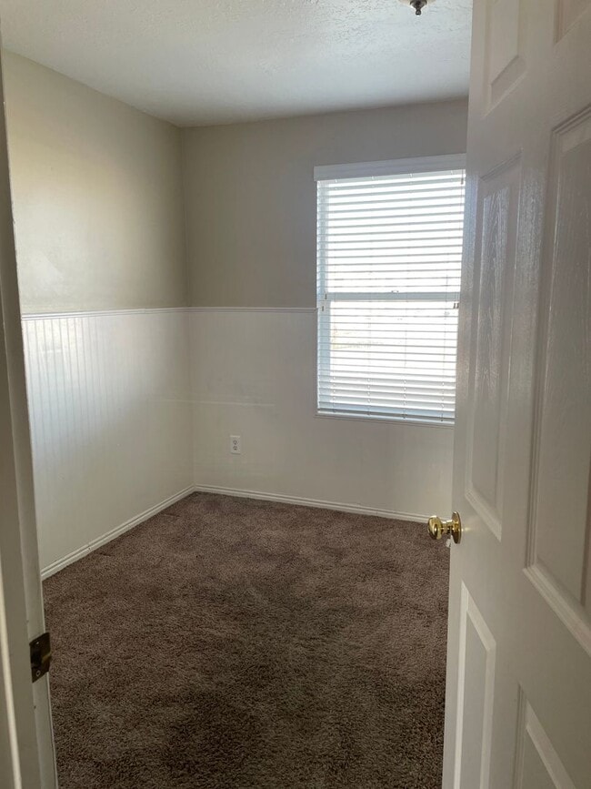 Building Photo - BEAUIFUL TOWNHOME!!!