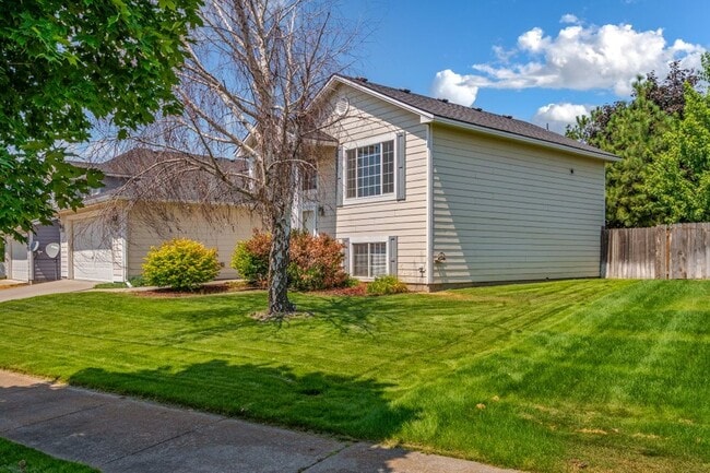 Building Photo - 5 bed 3 bath split level near State Line