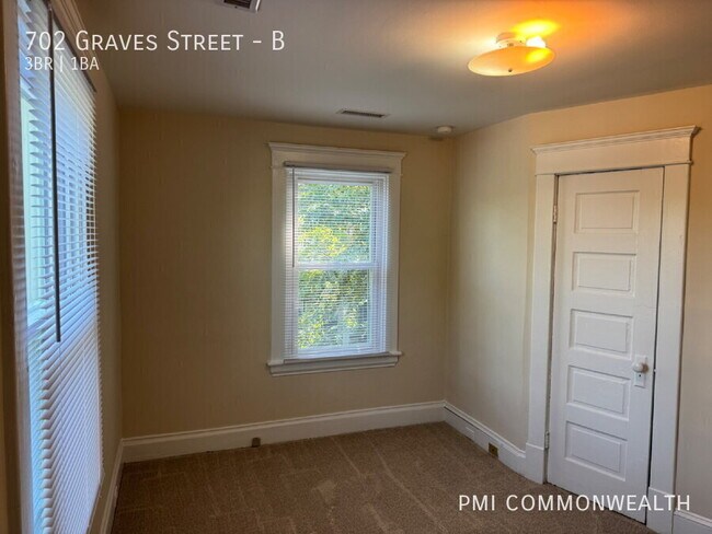 Building Photo - 702 Graves St