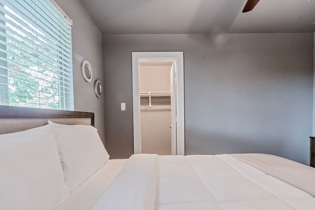 Building Photo - 2002 Rosewood Ave