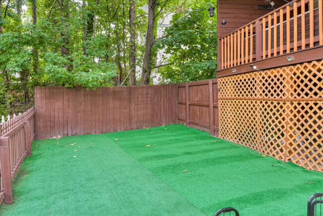 Building Photo - 4 bedroom 2.5 bath home on the water with ...