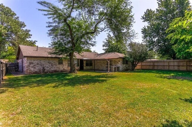 Building Photo - 9215 Kempwood Dr
