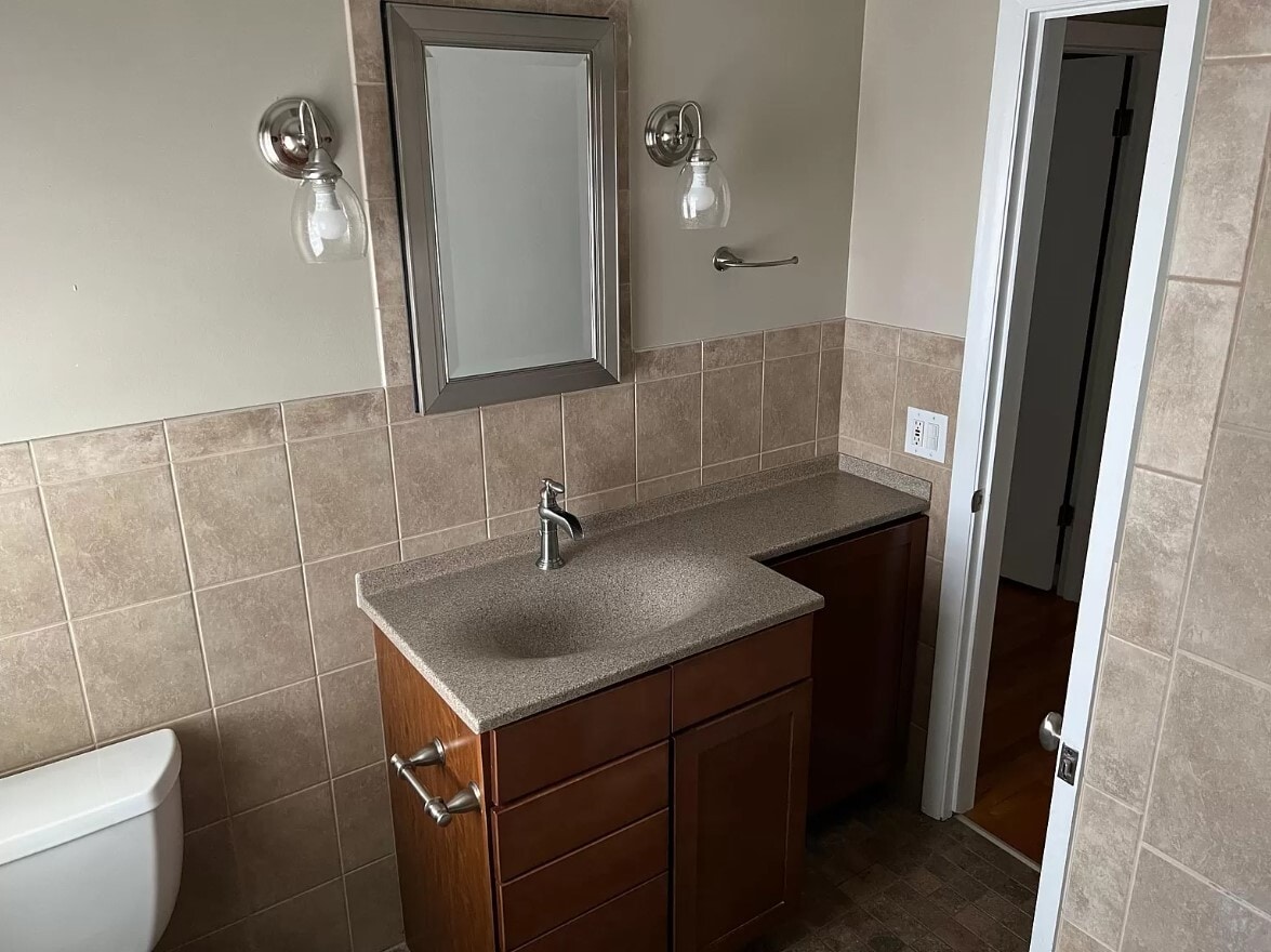 Building Photo - 1120 Ivy Ln