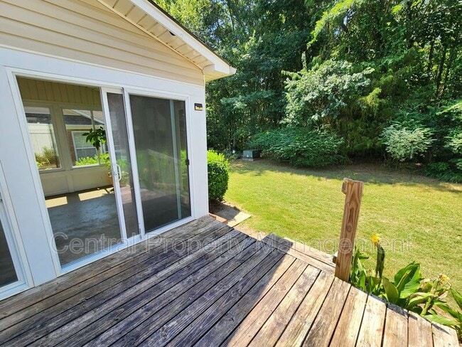 Building Photo - 303 Rexford Dr