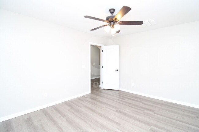 Building Photo - 947 S Utilis Dr