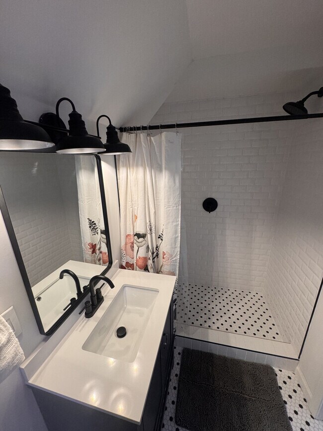 Building Photo - 6559 Hoffman Ave