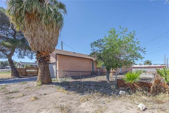 Building Photo - 1320 Gold Ave