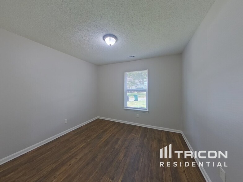 Building Photo - 2916 Vestal Pl