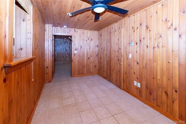 Building Photo - 559 Quaker Hill Rd