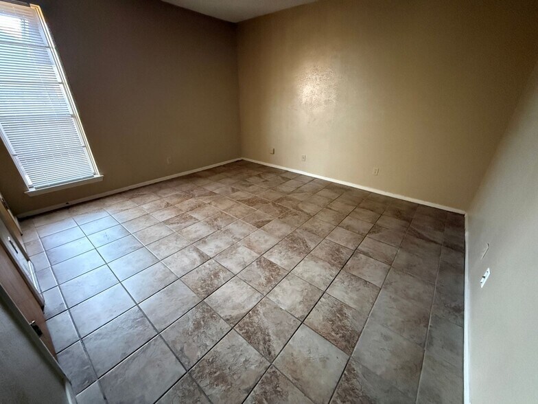 Building Photo - 2211 Cascade Dr