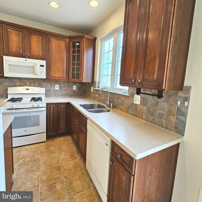 Building Photo - 725 Chevington Ct