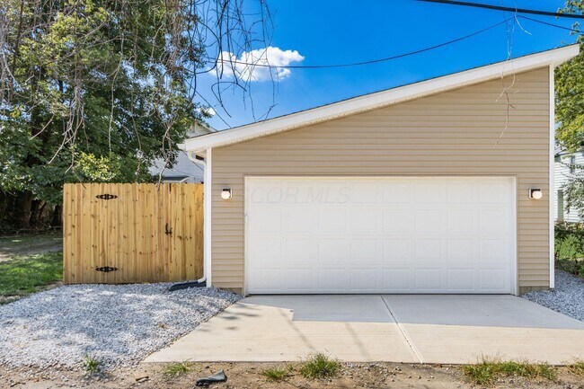 Building Photo - 858 E Starr Ave